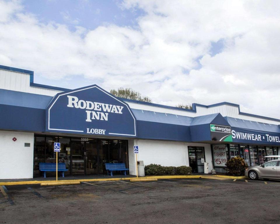 Comfort and Convenience at Rodeway Inn Kissimmee Maingate West